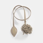 Bej Çiçek Figürlü Monogram Detaylı Deri Charm 1010040015002