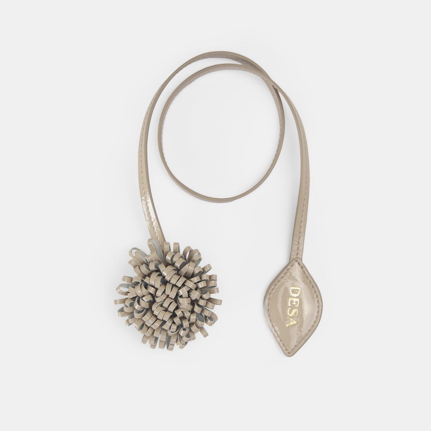 Bej Çiçek Figürlü Monogram Detaylı Deri Charm 1010040015002