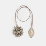 Bej Çiçek Figürlü Monogram Detaylı Deri Charm 1010040015002